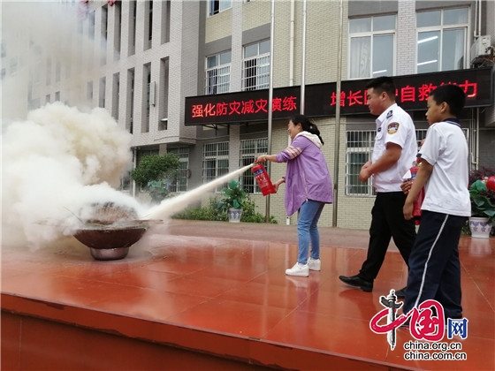 綿陽市太平鎮學校開展緊急消防疏散演練活動