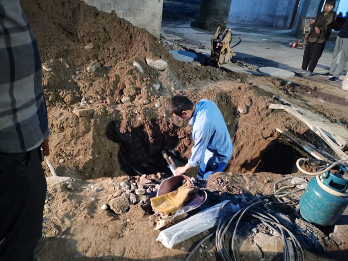 挖掘机挖破燃气管道 射洪市太和街道德胜街社区紧急处置