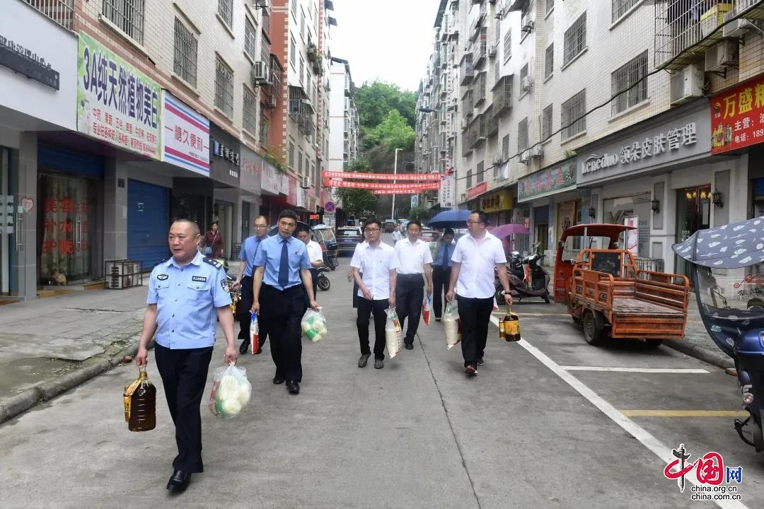 “我为群众办实事”、真情慰问暖人心——蓬安县检察院干警走进城南桥社区走访慰问困难群众