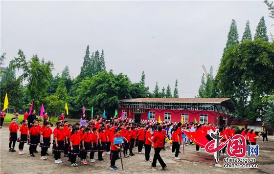 都江堰市光亞學校舉行第五十五屆運動會