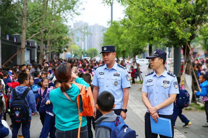 遂宁市设立高峰护学岗 全面开启高峰护学勤务工作