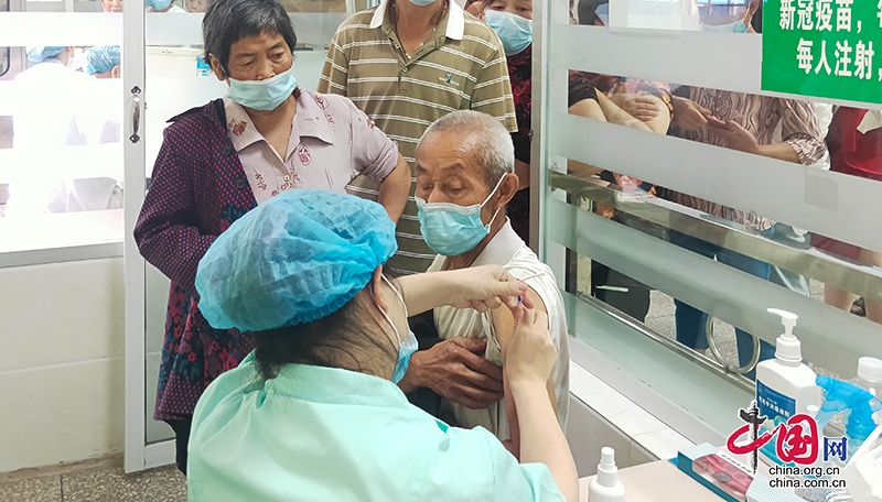 暖心服务保驾护航 自贡市贡井区新冠疫苗有序接种