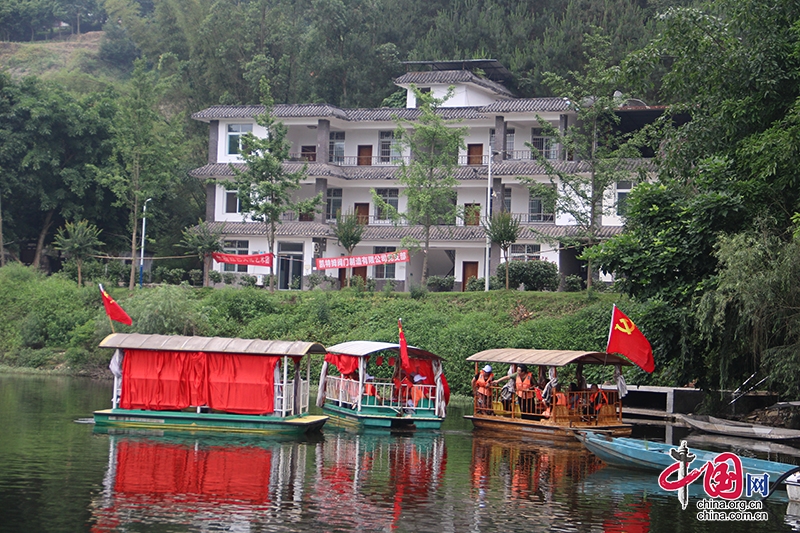 四川自贡：“红船红歌会”唱红富顺天池湖