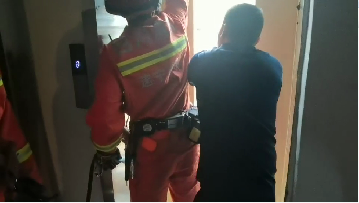 电梯罢工 船山消防及时破门救人