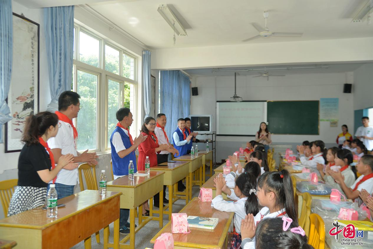 四川洪雅县新联会：同心百年 童心向党，走进余坪镇中心小学校