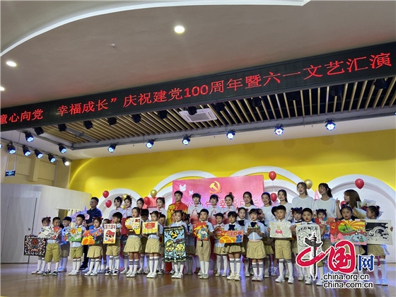 四川文化傳媒職業學院師生將“六一”祝福送進幼兒園