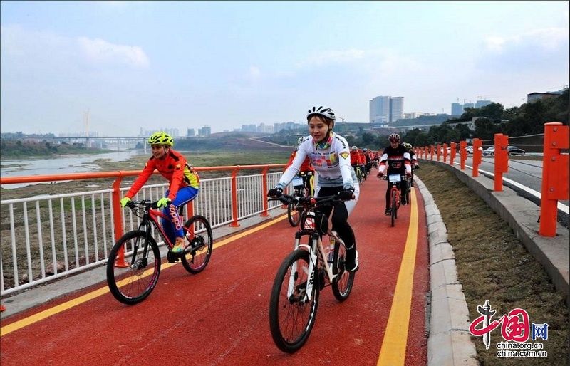 风光旖旎的沿沱江旅游道路吸引众多骑游者