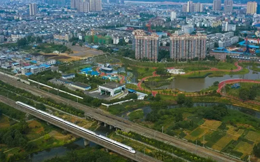 眉山市彭山区：高铁沿线建公园 让城市成为流动的风景