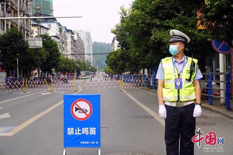 遂宁交警护航高考