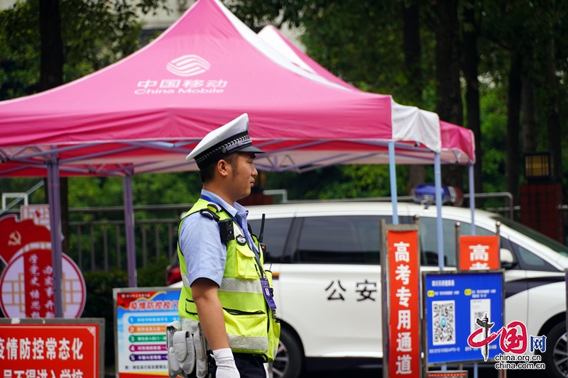 遂宁交警护航高考