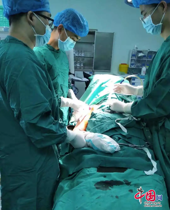 南充市中心医院骨科完成组配式肿瘤肩关节假体置换手术
