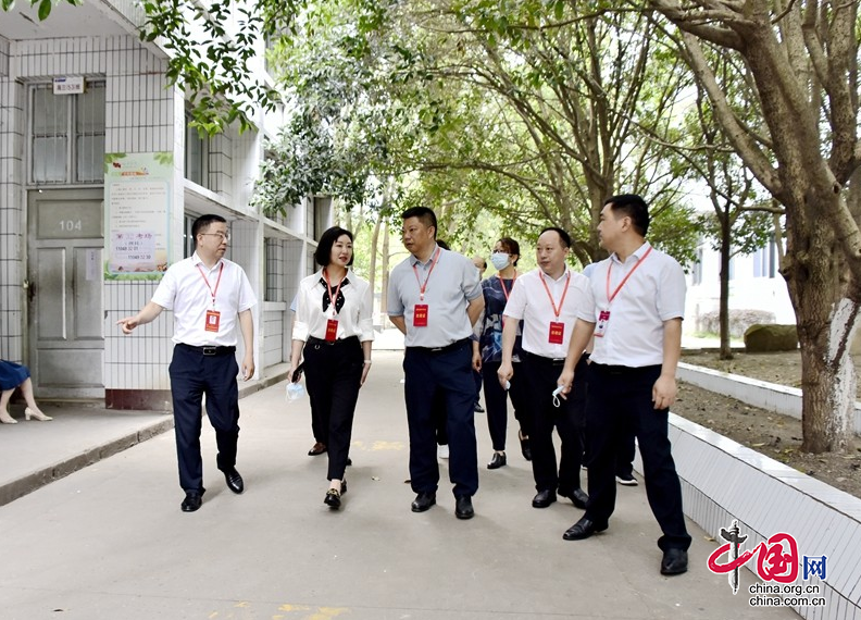 阆中市委副书记、市长杨德宇巡视检查2021年高考工作