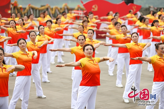 “永遠跟黨走” 翠屏區舉辦慶祝中國共産黨成立100週年群眾廣場舞展演活動