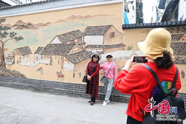 遊客正在東浩街3D文化墻拍照。