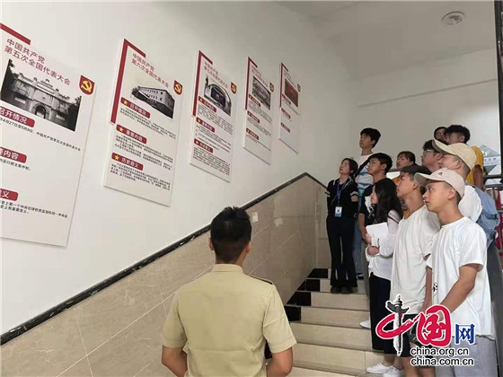 火了！四川文化傳媒職業學院打造近百米“黨史文化網紅走廊”