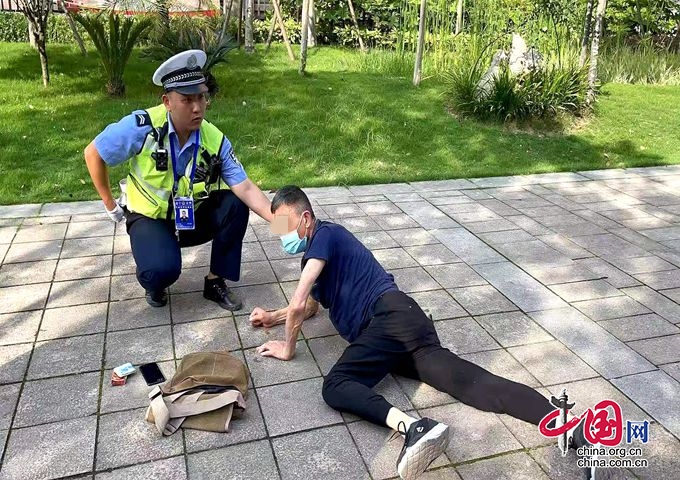 遂宁交警制服犯罪嫌疑人