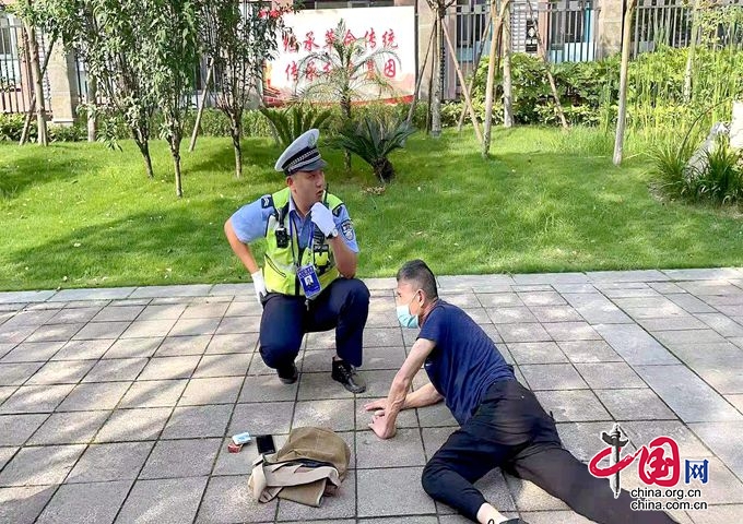 遂宁交警制服犯罪嫌疑人