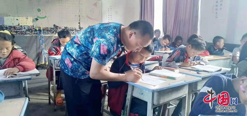 四川青神：相約格桑花綻開 援藏干部留余香