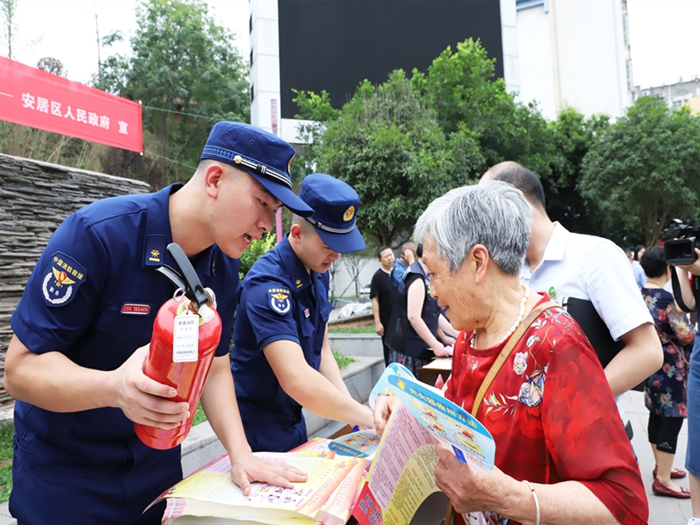 安居消防积极开展安全生产月消防安全咨询日活动