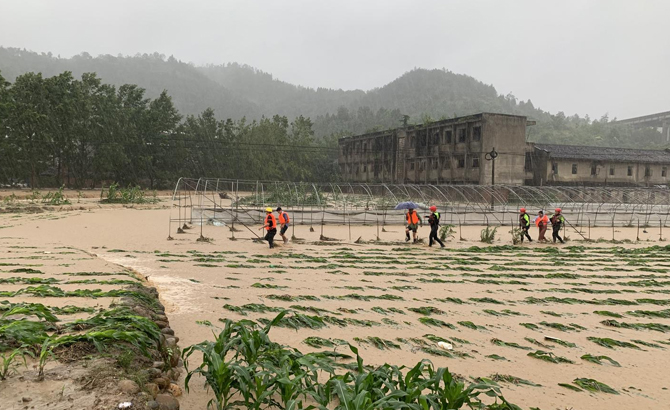 四川三台突降暴雨3人被困 救援人员绕行2公里救人