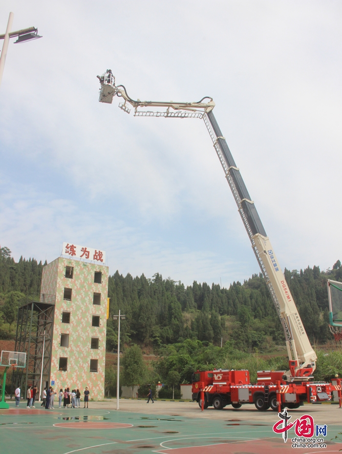 青年志愿者体验54米登高平台消防车