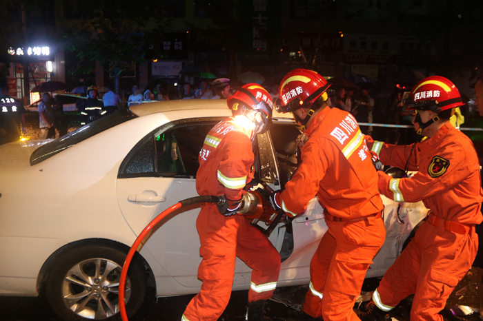 城区突发车祸致5人被困 安居消防紧急救援
