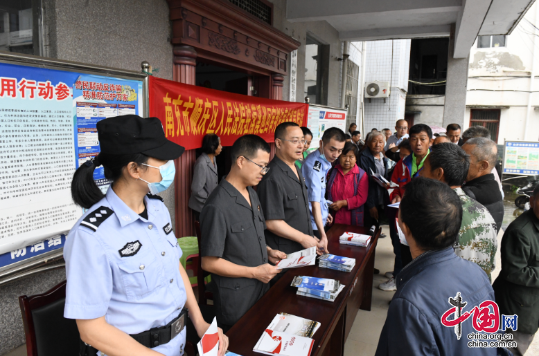 顺庆区法院巡回审判进乡村 诉讼普法“零距离”