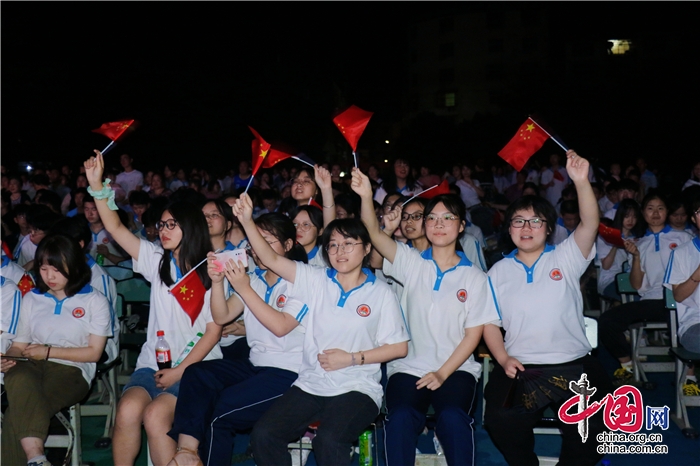 任隆中学学生为表演喝彩