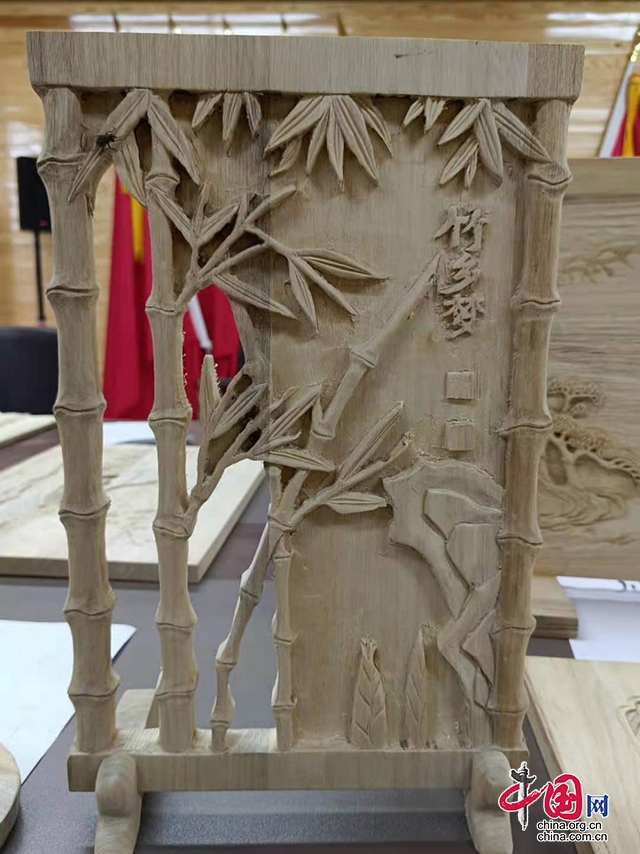 圖為竹雕刻一等獎作品。