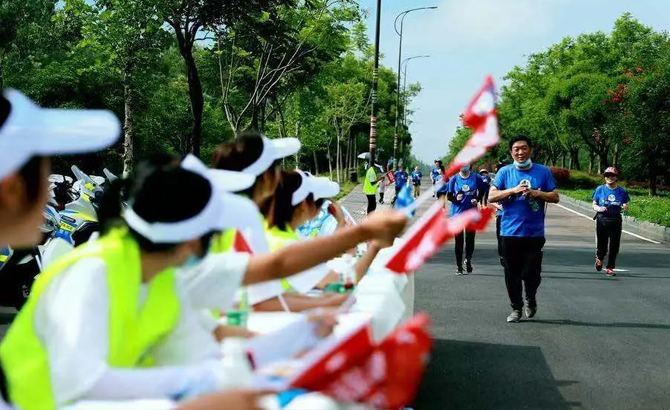 组图：西昌邛海湿地举办“禁毒健康跑”活动