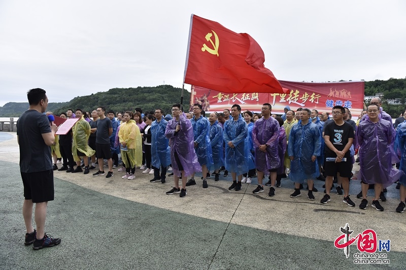 三臺縣稅務局：健步走、把歌唱，一顆紅心獻給黨