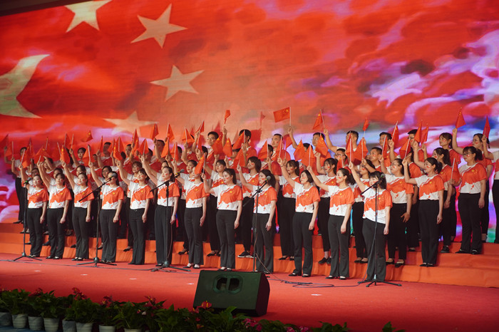 遂宁经开区举行庆祝中国共产党成立100周年“两优一先”表彰暨红歌汇演