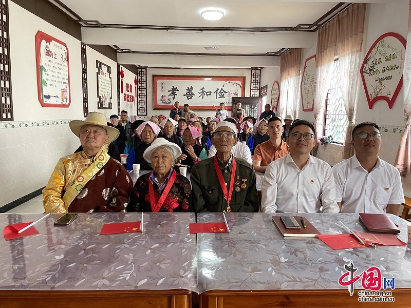 致敬榮光 賡續血脈 老黨員齊聚一堂觀看慶祝中國共産黨成立100週年大會