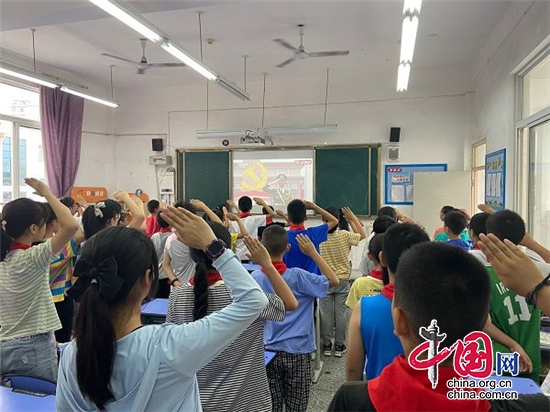 綿陽市萬達學校組織全校師生集中收看慶祝中國共産黨成立100週年大會盛況