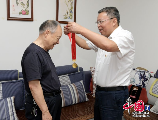 仪陇县委书记郭宗海走访慰问老党员和困难党员