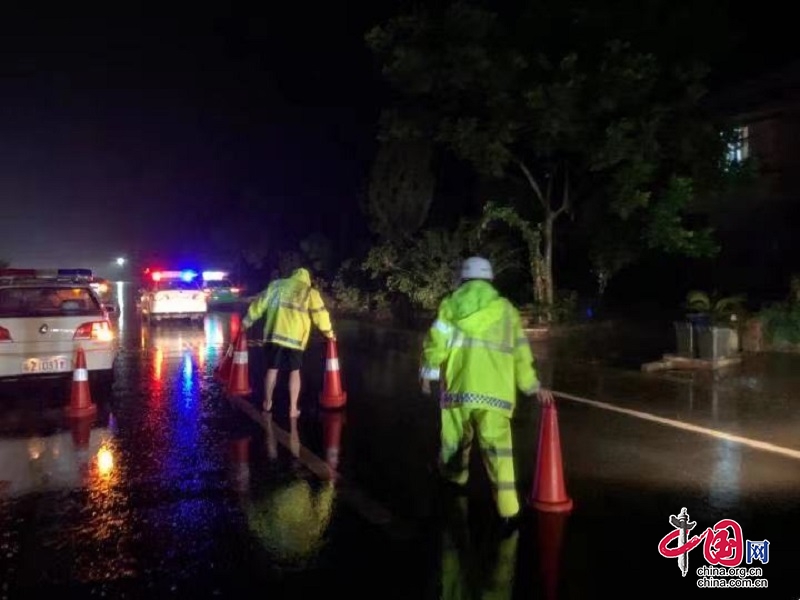 四川眉山：暴風雨中的赤腳民警 你們真帥