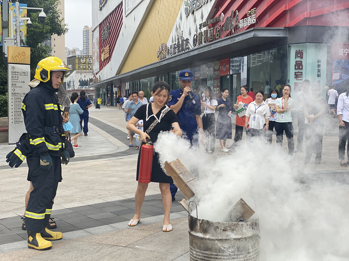 遂宁河东消防组织万达200余名员工开展消防安全培训