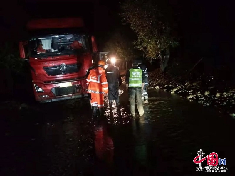 “泥人”警察！强降雨引发泥石流 甘孜州炉霍民警连夜抢通中断道路