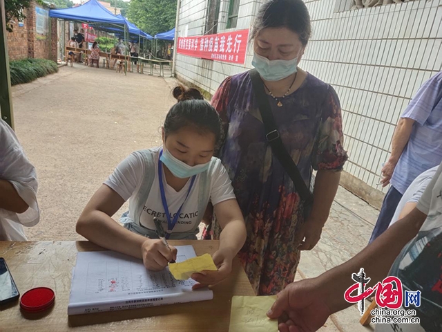 高新社區村紀委書記劉茂蘭正在登記疫苗接種臺賬。