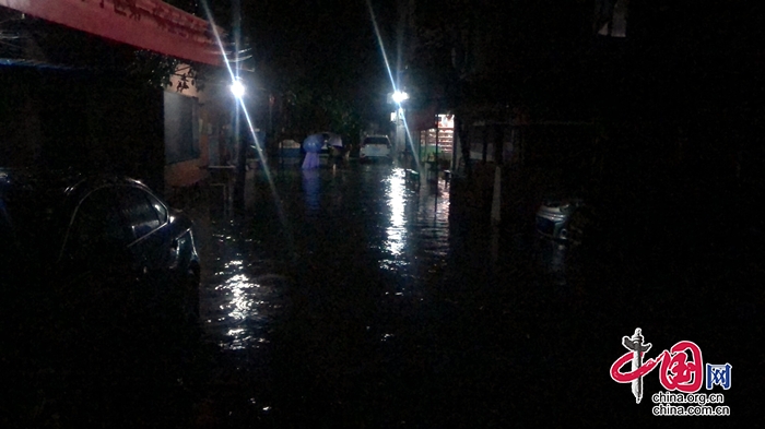 连续大雨 小区被淹