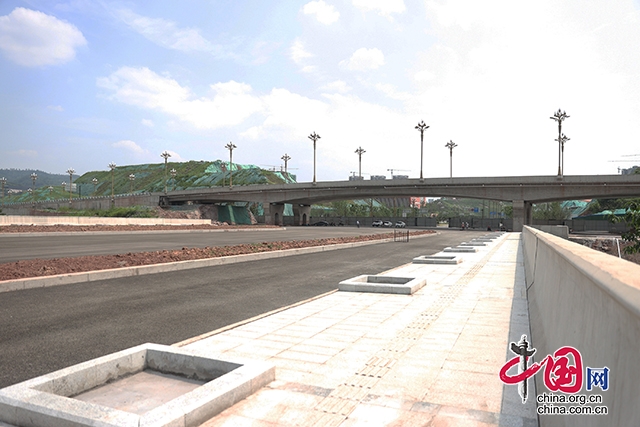 翠屏區：岷江新區酒都大道跨鐵路橋主體工程完工