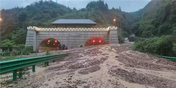 雅葉高速雅康段紫石隧道（天全段）處發生泥石流災害