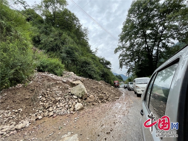 國道318線天全段發生山體滑坡 車輛單邊放行