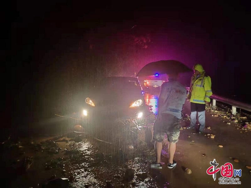 四川洪雅：好感人 暴风雨中的“小黄人” 只为守住那一方的安全