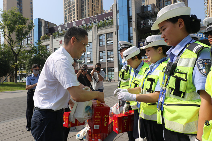 骄阳烈日 高温炙烤 遂宁市总工会为交警送来“清凉”