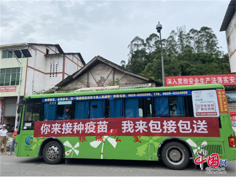 岳池流动接种车辆市民赞不绝口