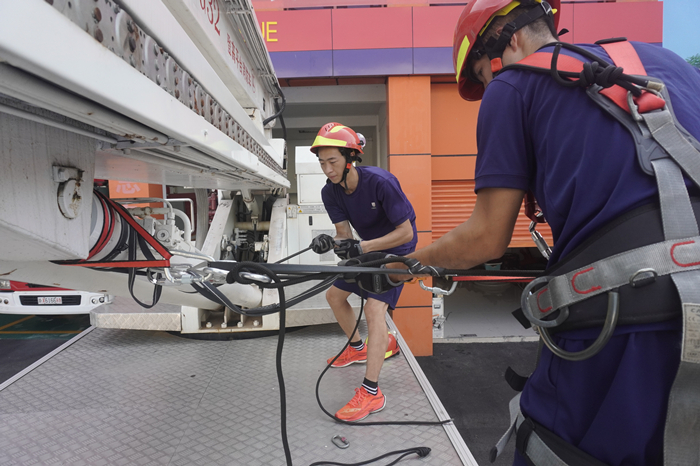 蓬溪县蓬宝路消防救援站组织开展绳索救援T型系统搭建训练