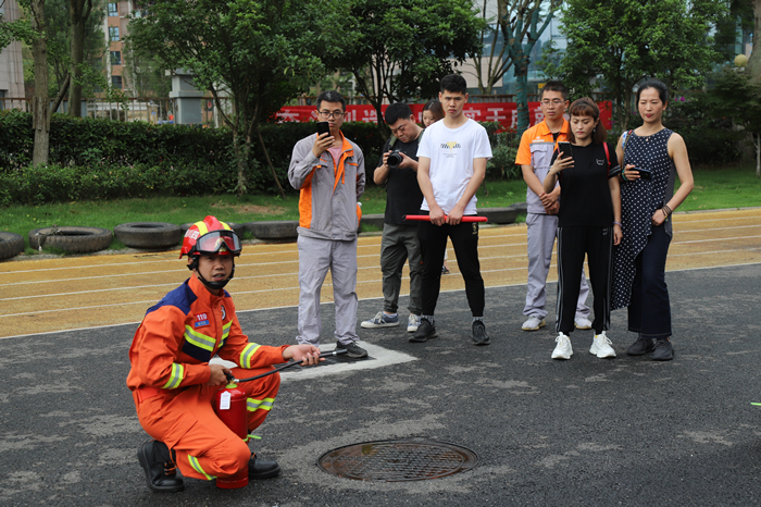 遂宁经开区：居民代表走进消防队站 零距离体验学习