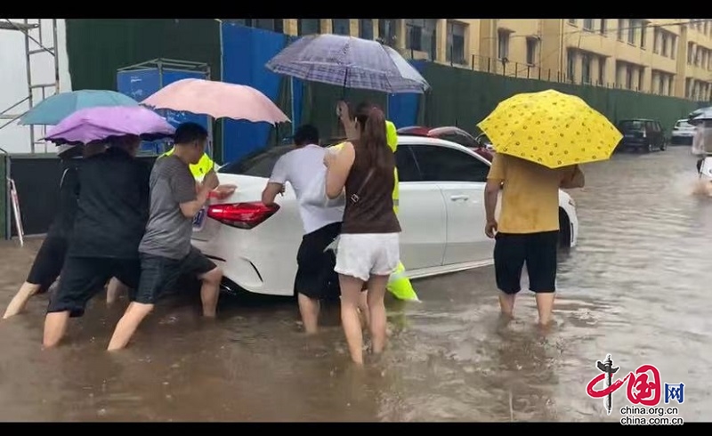 眉山仁壽：“澆”警在暴雨中堅守