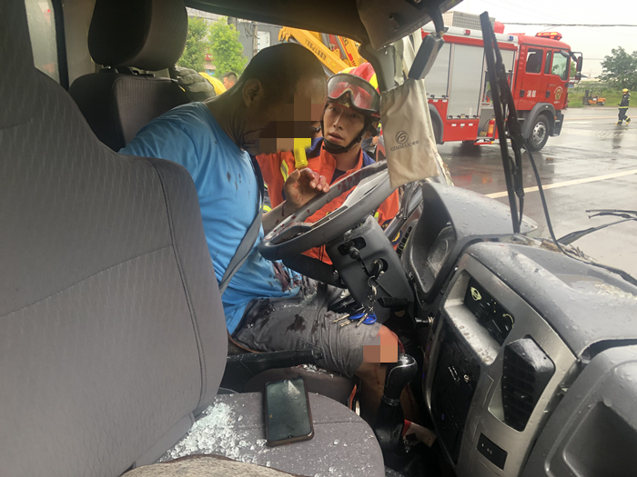 轻型货车“脸撞”大货车致驾驶员被困 遂宁市花溪路消防救援站紧急救援